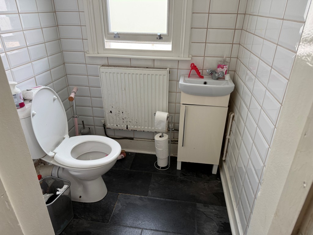 Lot: 71 - THREE-BEDROOM FLAT FOR INVESTMENT CLOSE TO SEAFRONT - Separate WC